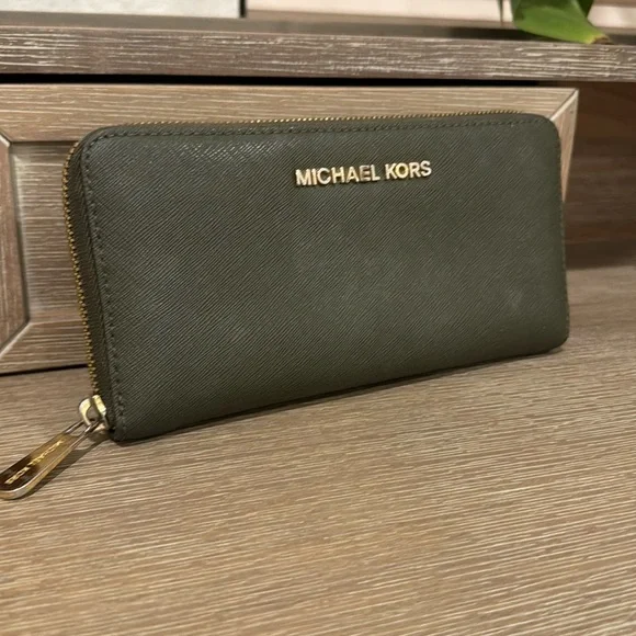 Michael Kors Jet Set Travel Large Saffiano Leather Wallet - Picture 1 of 4